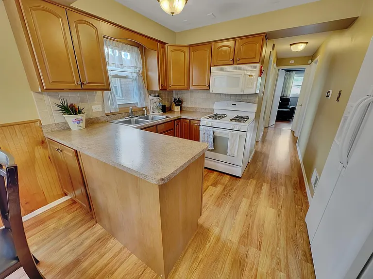12716 S Saginaw Ave — Photo 8