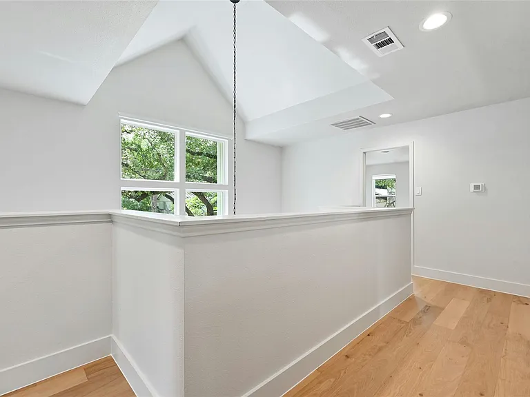1305 Kenwood Ave — Photo 16