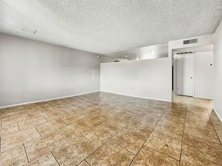 5634 W Hubbell St — Photo 15