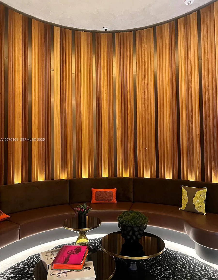 Eleven Residences — Photo 3