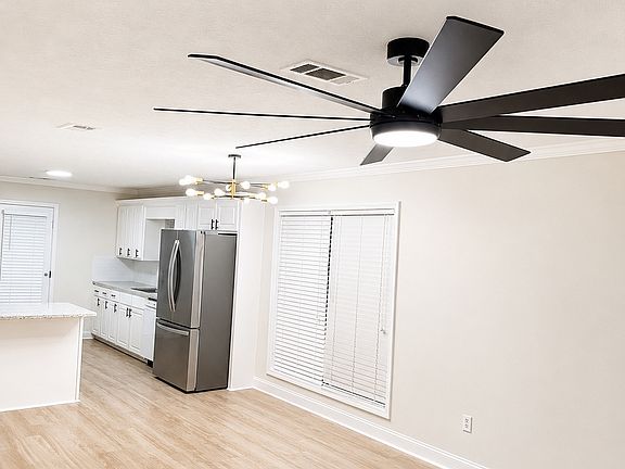 3rd image of 136 Cedar Spring Cir