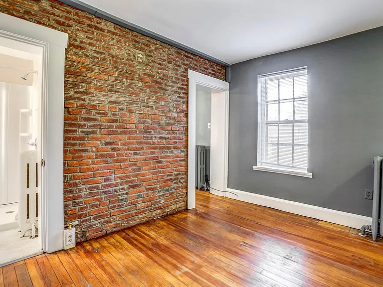 102 N Plum St — Photo 2