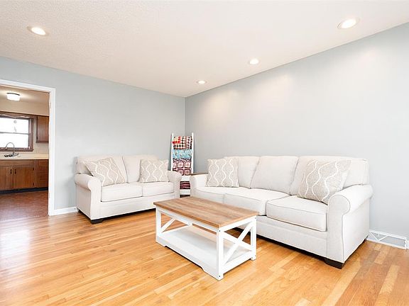 4th image of 3871 Thresher St