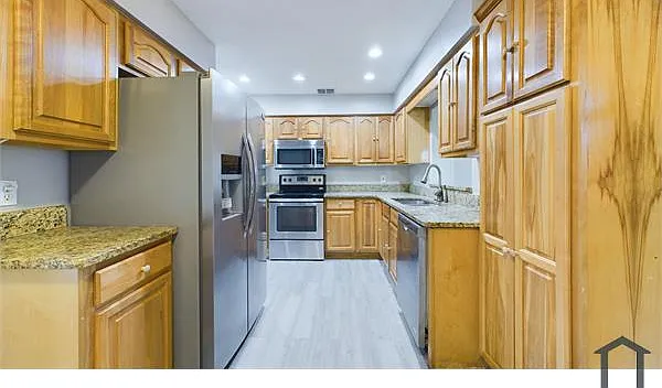 5 bed, 2083 sqft, $2,590 — Photo 2