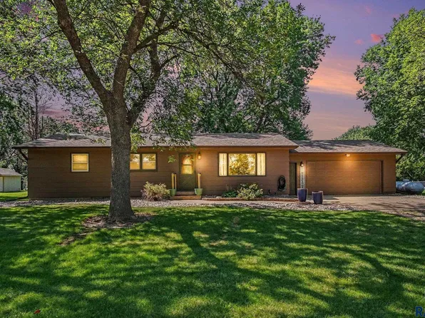 7713 E 38th St, Sioux Falls, SD 57110