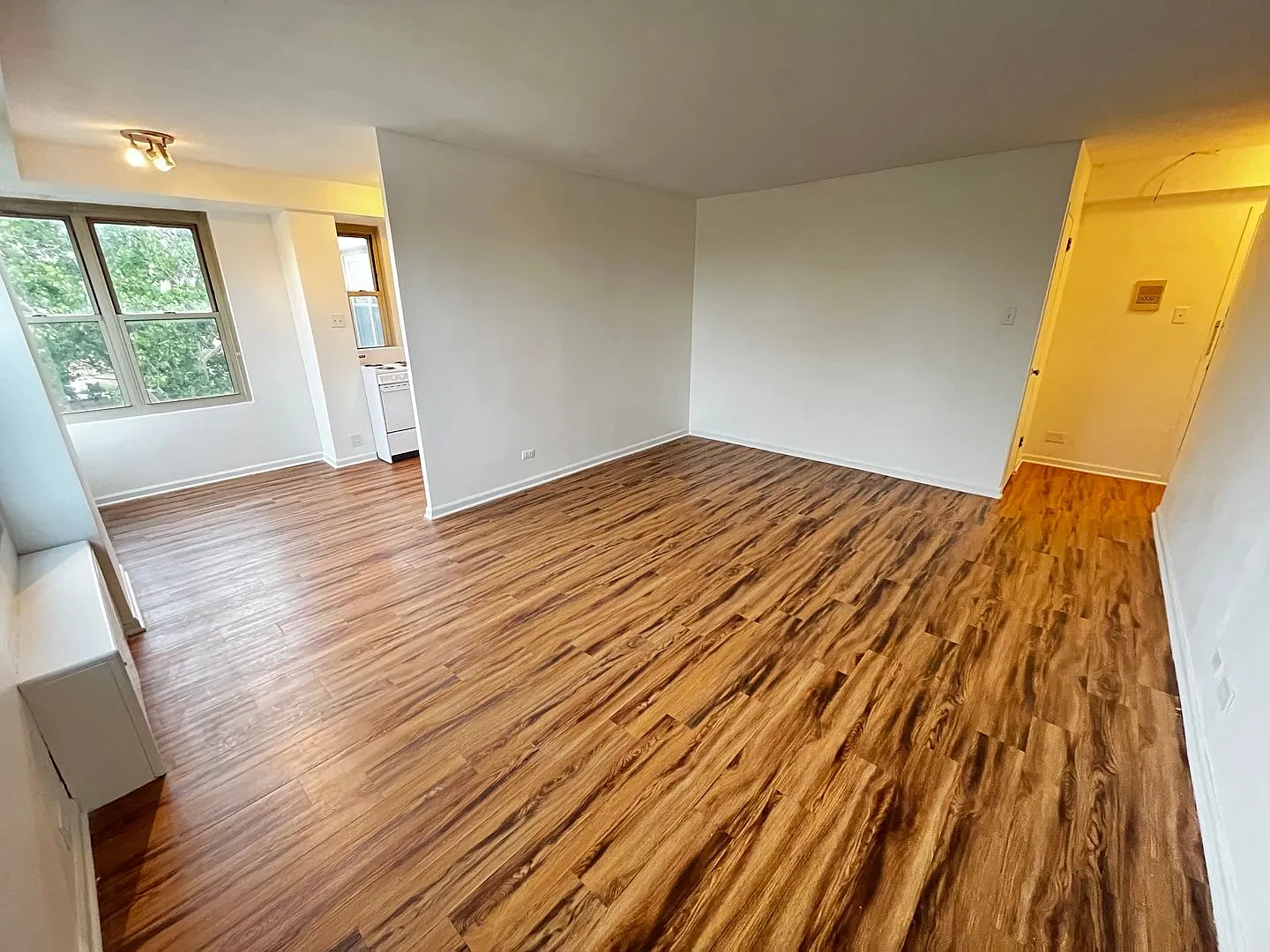 Spacious 1-Bedroom Condo in Budlong Woods — Photo 2