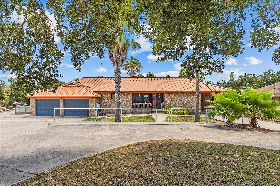 5 bed, 3.0 bath, 3631 sqft, $3,500 — Photo 2
