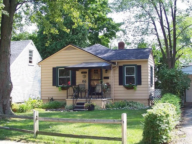 2075 Harding Ave photo 1