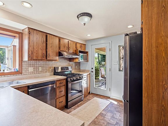 11th image of 2740 Steiner St
