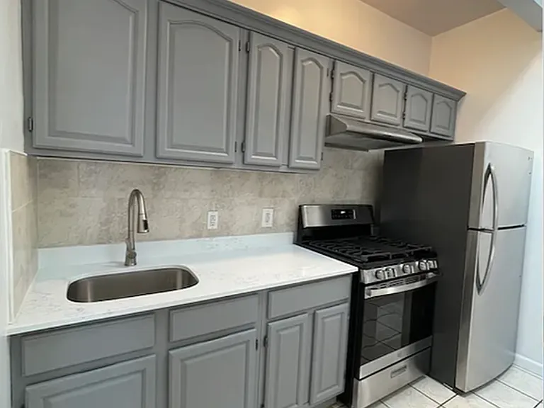 235 Starr St #2L — Photo 3