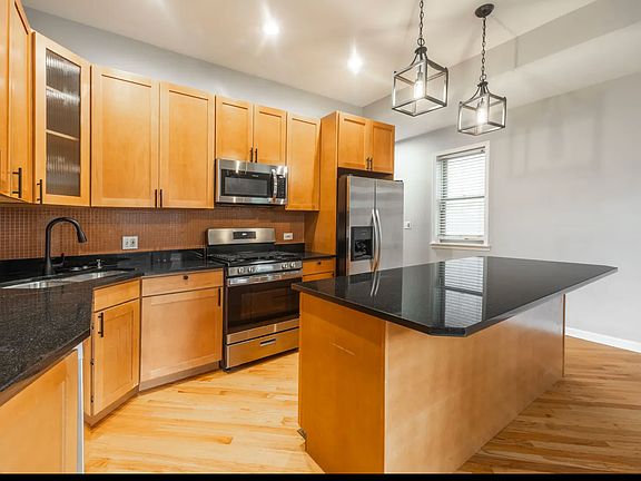 2nd image of 1335 W Walton St #2