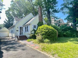 22 Spruce St, Great Neck, NY 11021