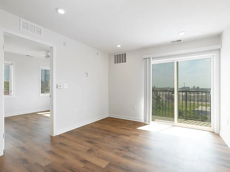 Graduate Pointe — Photo 38