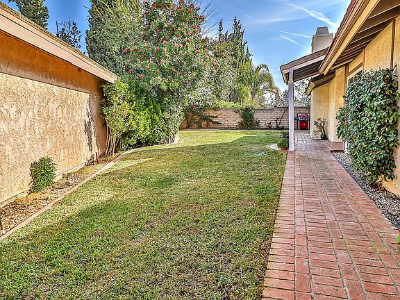 3rd image of 28 Ilex Dr