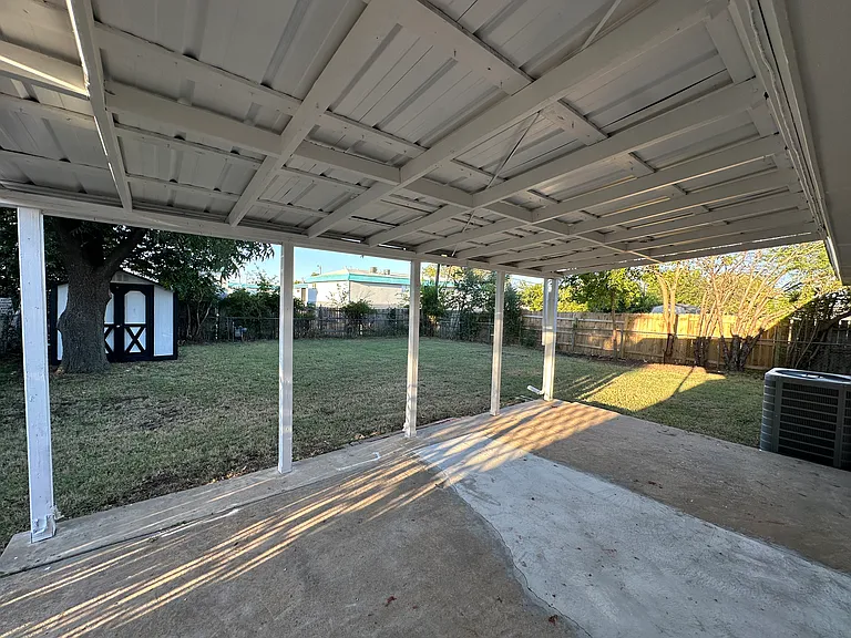 817 NW 9th St — Photo 3