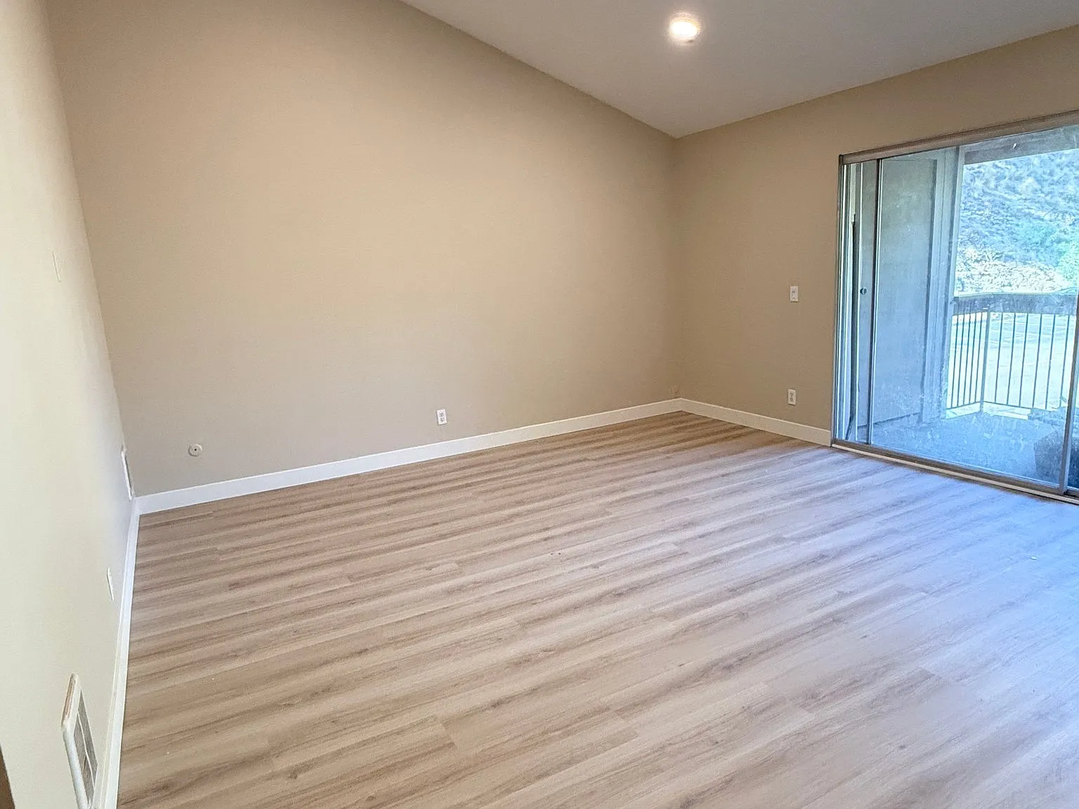 New Flooring Installed!! 3 Bed/2 Bath. Recently Upgraded. Minutes From Shopping, Sdsu, Beaches — Photo 3