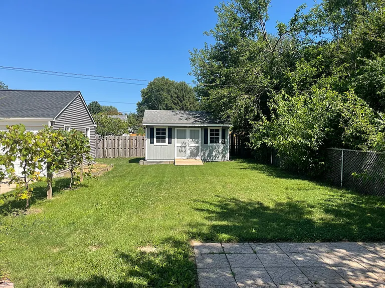 202 Elizabeth Dr — Photo 4