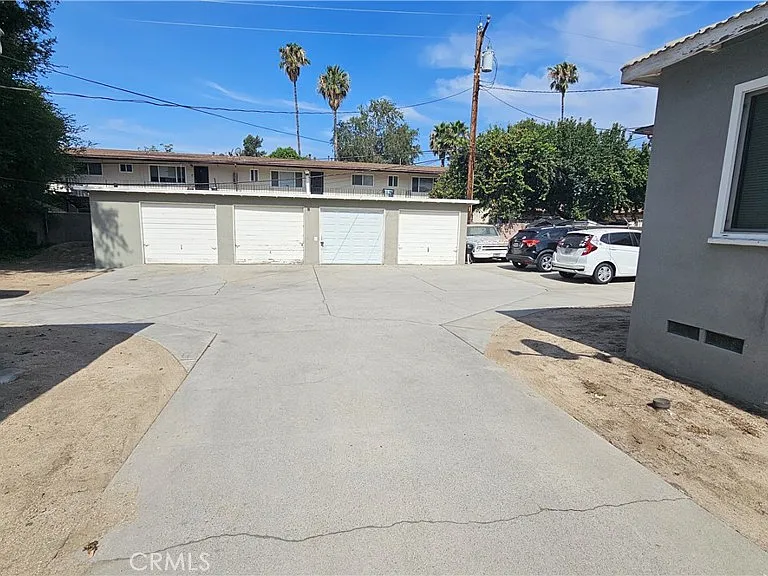 2402 N East St — Photo 3