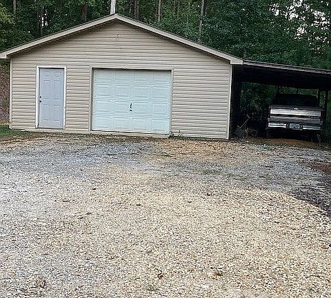 Large shop with 12 lean-to