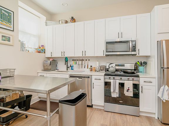 2nd image of 1447 W Superior St #B05
