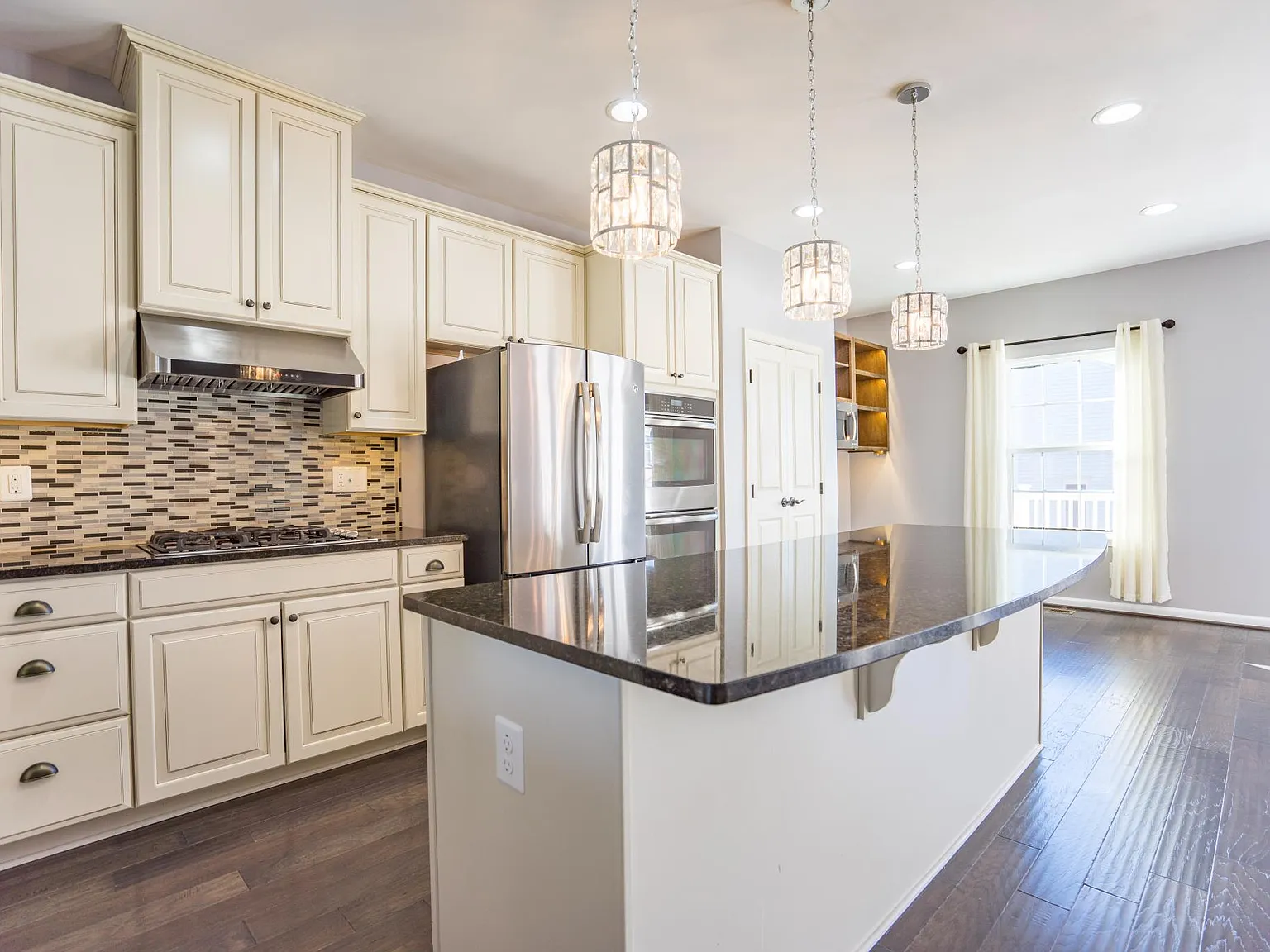 3 bed, 2418 sqft, $3,250 — Photo 3