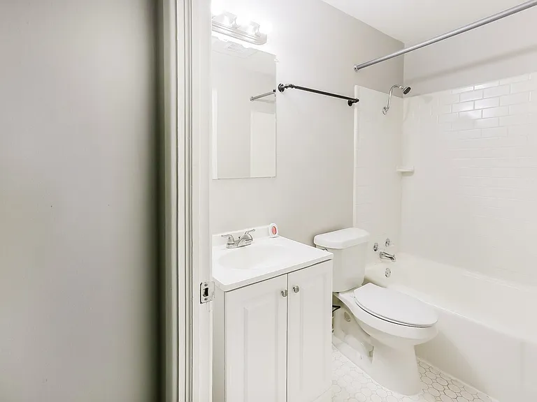 1789215_028_bathroom_13402100.jpg