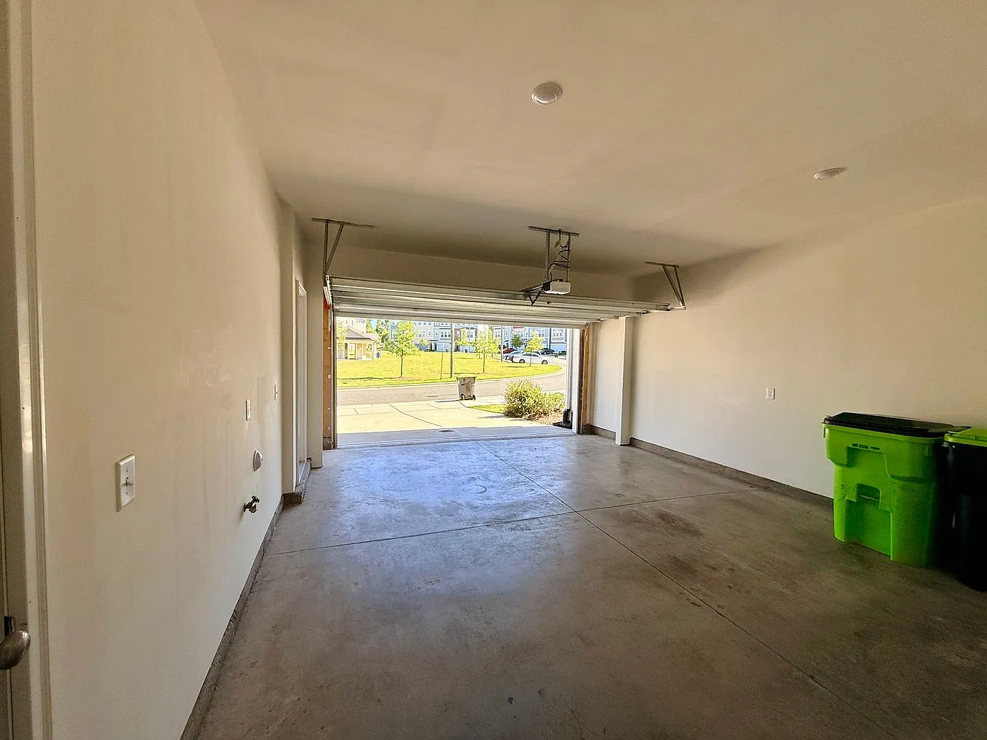 Move in ready spacious 4-bedroom, 3.5 bath, main-level office townhome in Ellis Crossing, Durham.... — Photo 4