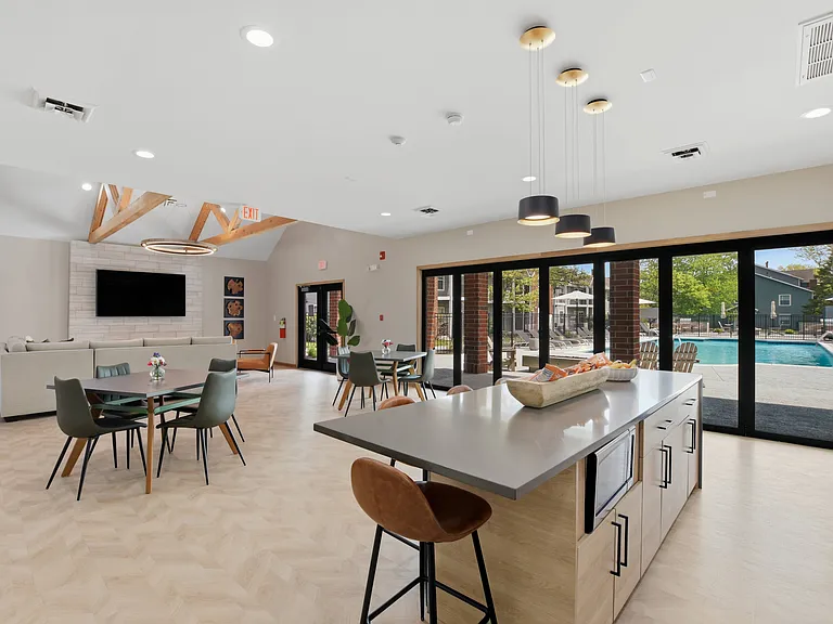 Deer Valley Apartments — Photo 9