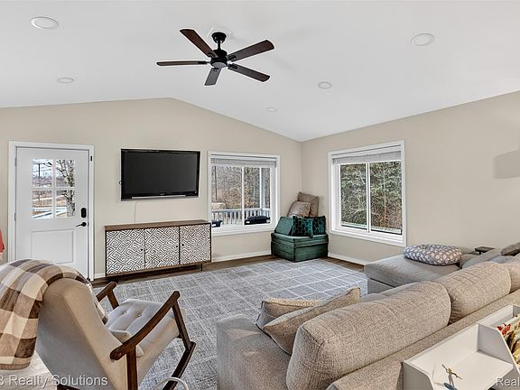 5th image of 3280 Waltan Rd