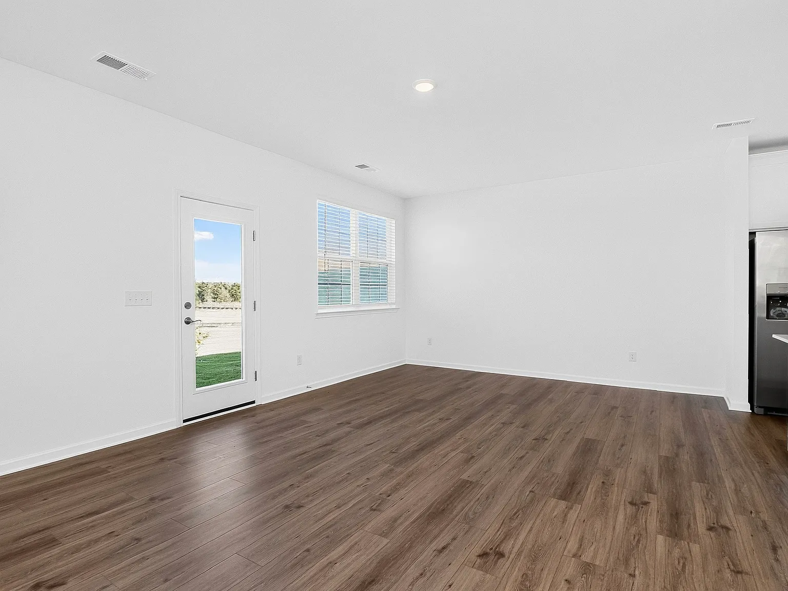 3 bed, 2.5 bath, 1700 sqft, $2,400 — Photo 3