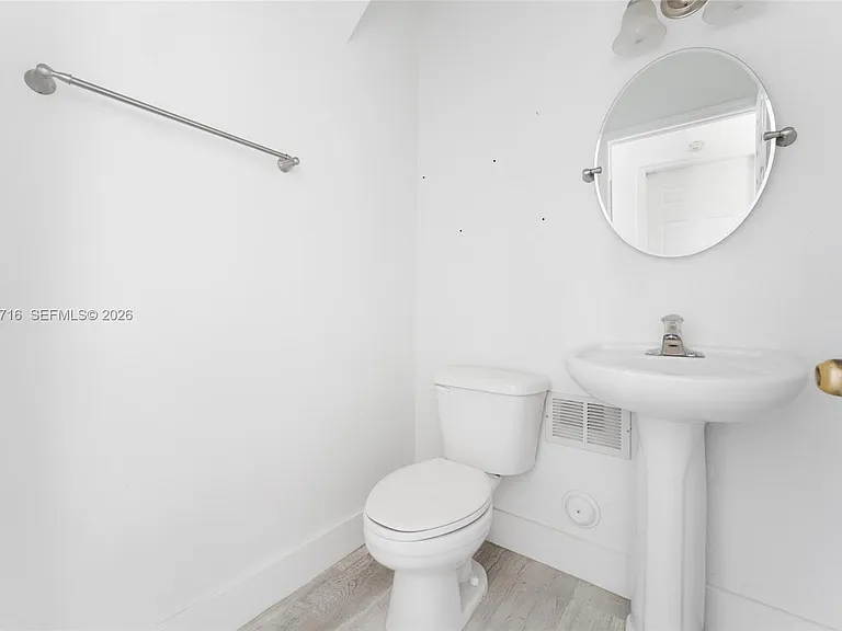 379 NE 31st Ave — Photo 6