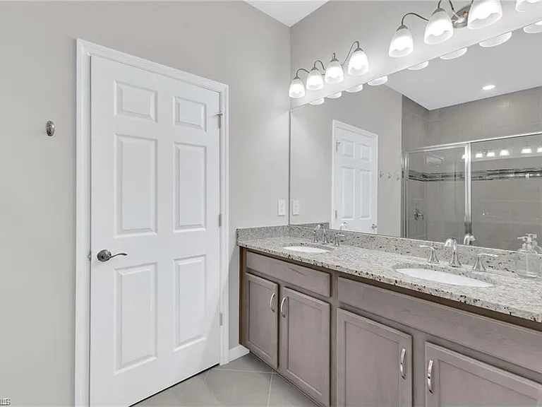 1163 S Town And River Dr — Photo 4