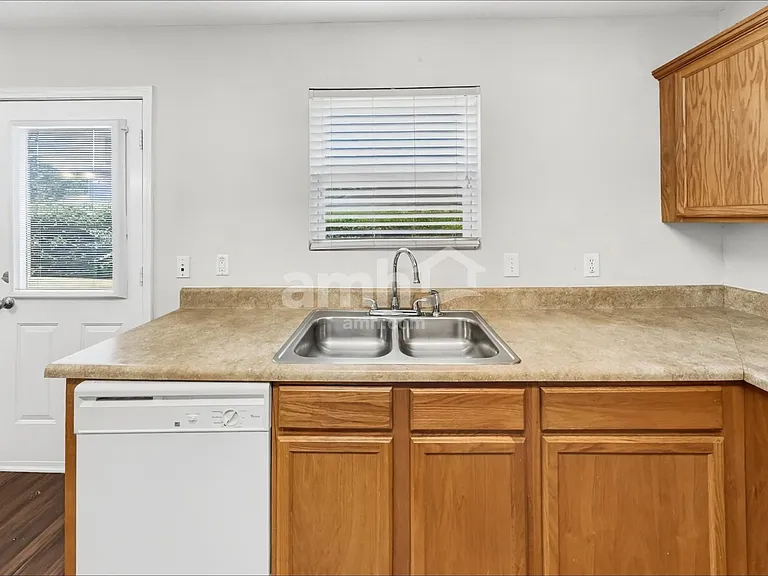 1316 Roxbury Ct — Photo 3