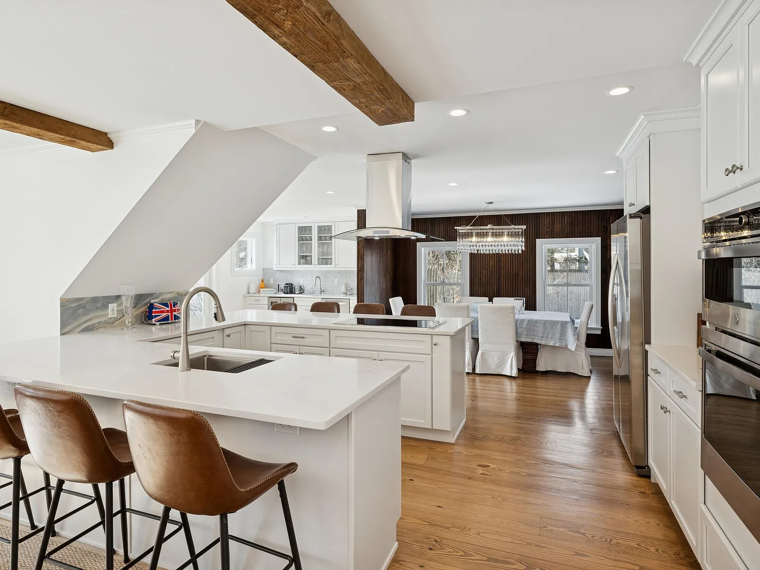 A Refined Farmhouse Retreat in Amagansett — Photo 4