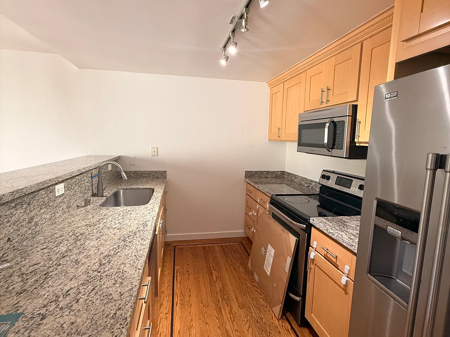 2 bed, 1.5 bath, 1190 sqft, $4,595 — Photo 4