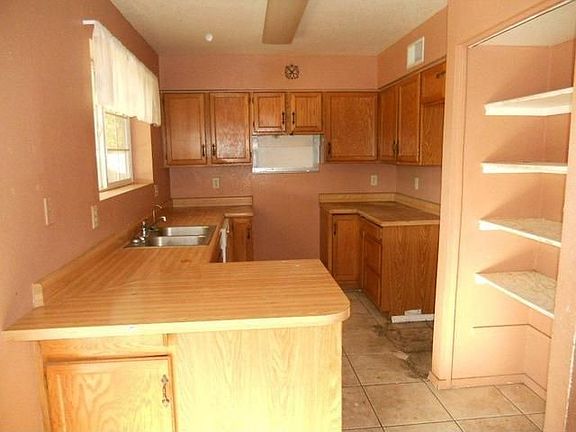 4th image of 2407 E Capri Ave