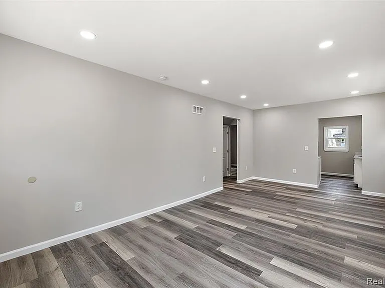 15875 Holmur St — Photo 7