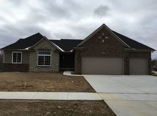 8424 Forest Glen Dr, Grand Blanc, MI 48439