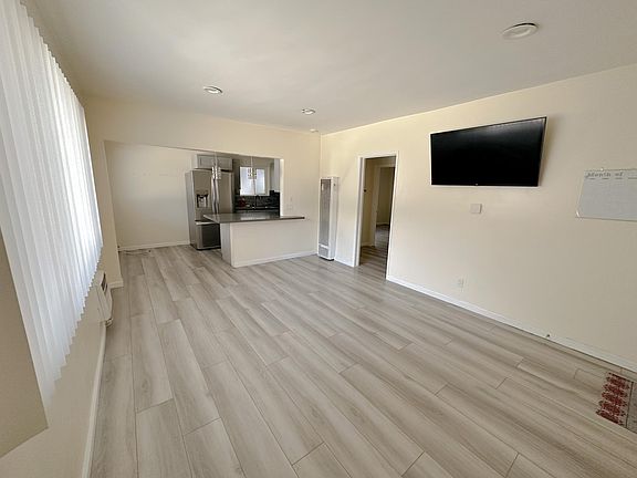 4th image of 543 Evergreen St #6