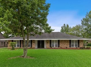 1241 S Bayouwood Dr, Lake charles, LA 70605