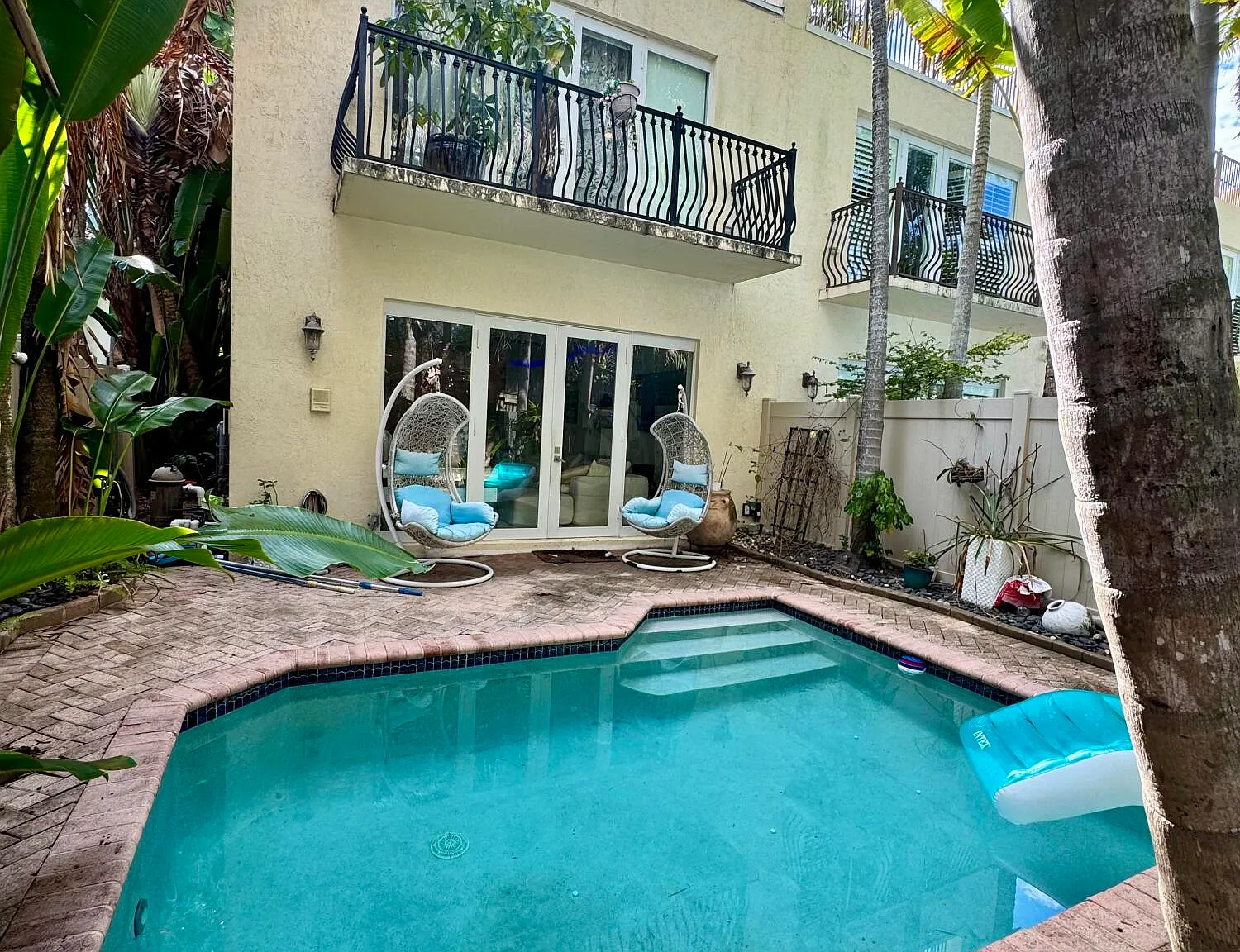 4 bed, 4.5 bath, 3336 sqft, $9,800 — Photo 2