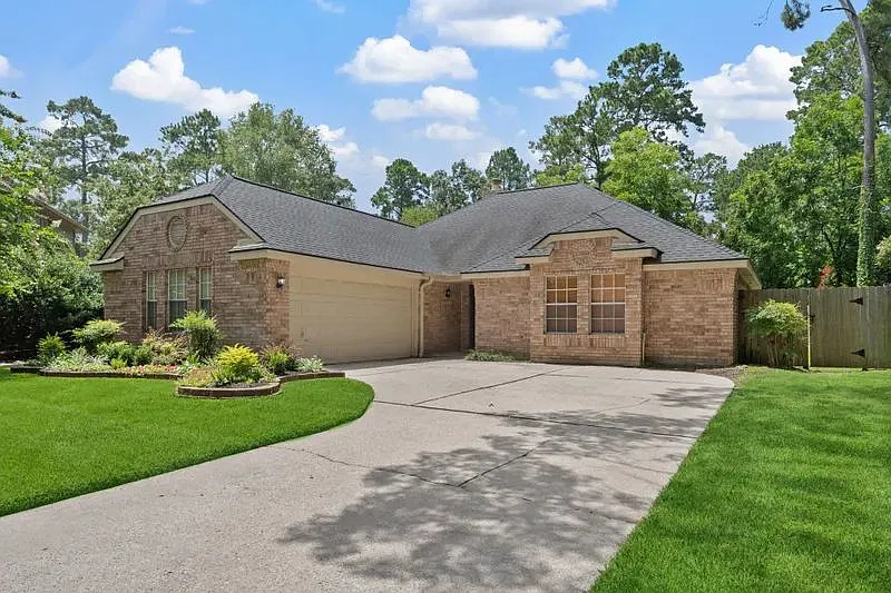 Updated 3-Bed Kingwood Home | Standby Generator + Lawn Care Included — Photo 2