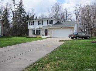 228 Countryside Ln, Williamsville, NY 14221