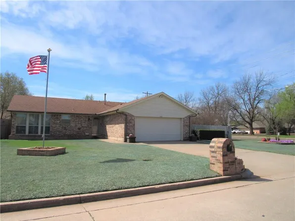 1332 Saint Mathews Dr, Midwest City, OK 73110