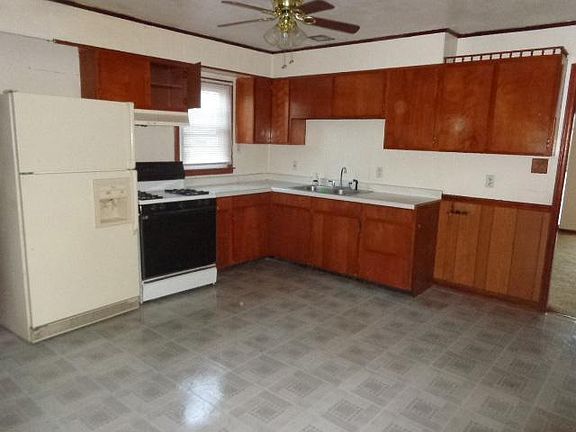 3rd image of 253 E 33rd St