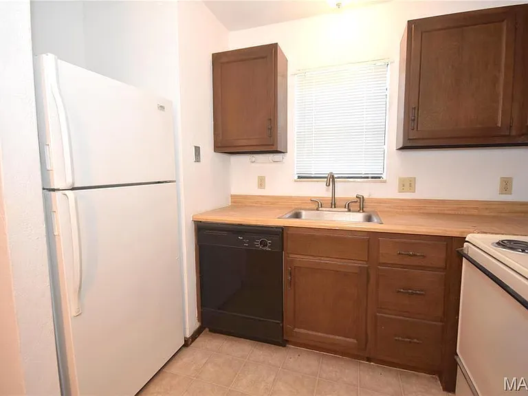 94 Peachtree Ln — Photo 10