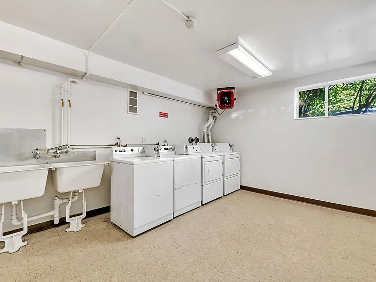 Uptown Manor — Photo 16