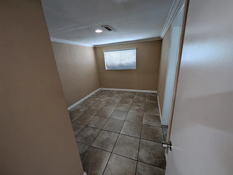 922 De La Fuente St — Photo 3