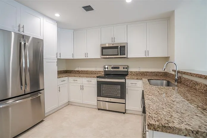 1091 Galiano St #304 — Photo 5