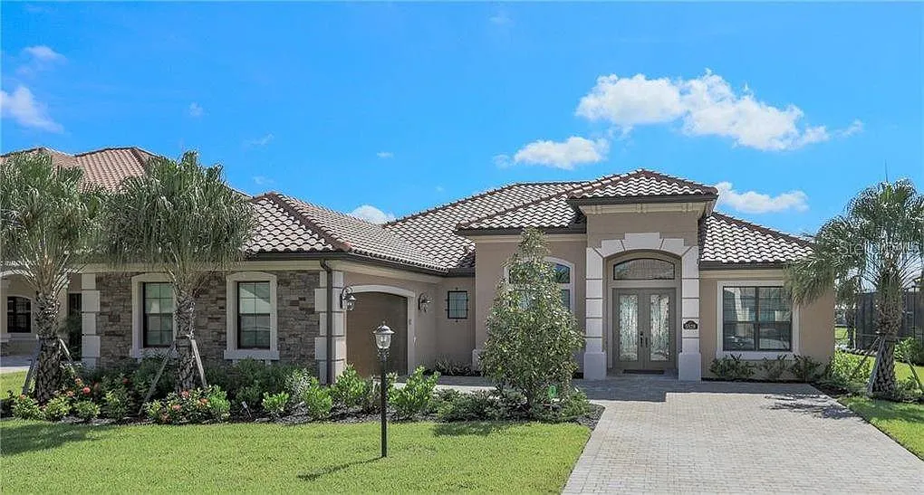 4 bed, 3.0 bath, 2872 sqft, $10,000 — Photo 1